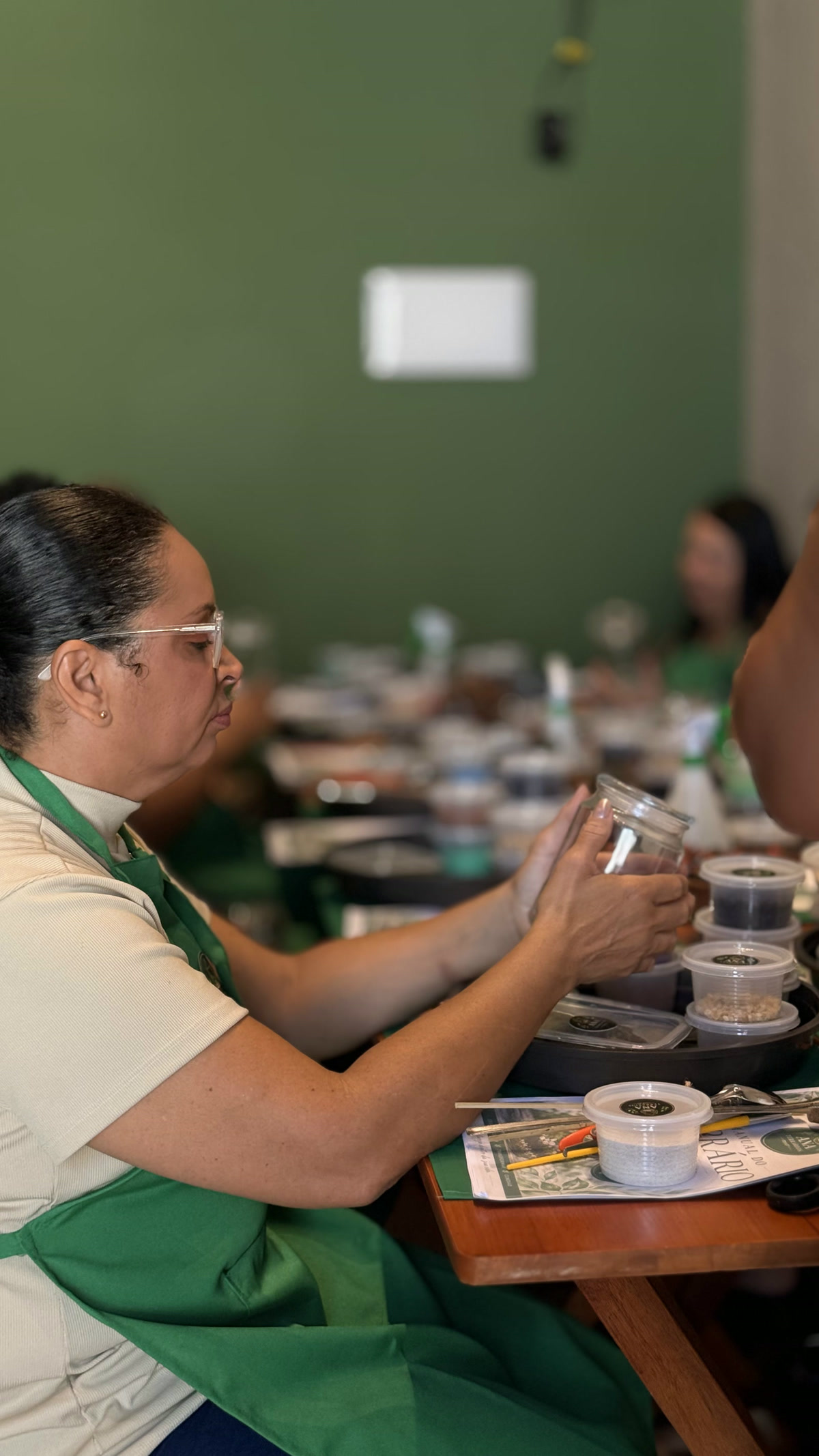 Participante montando o terrário na bancada
