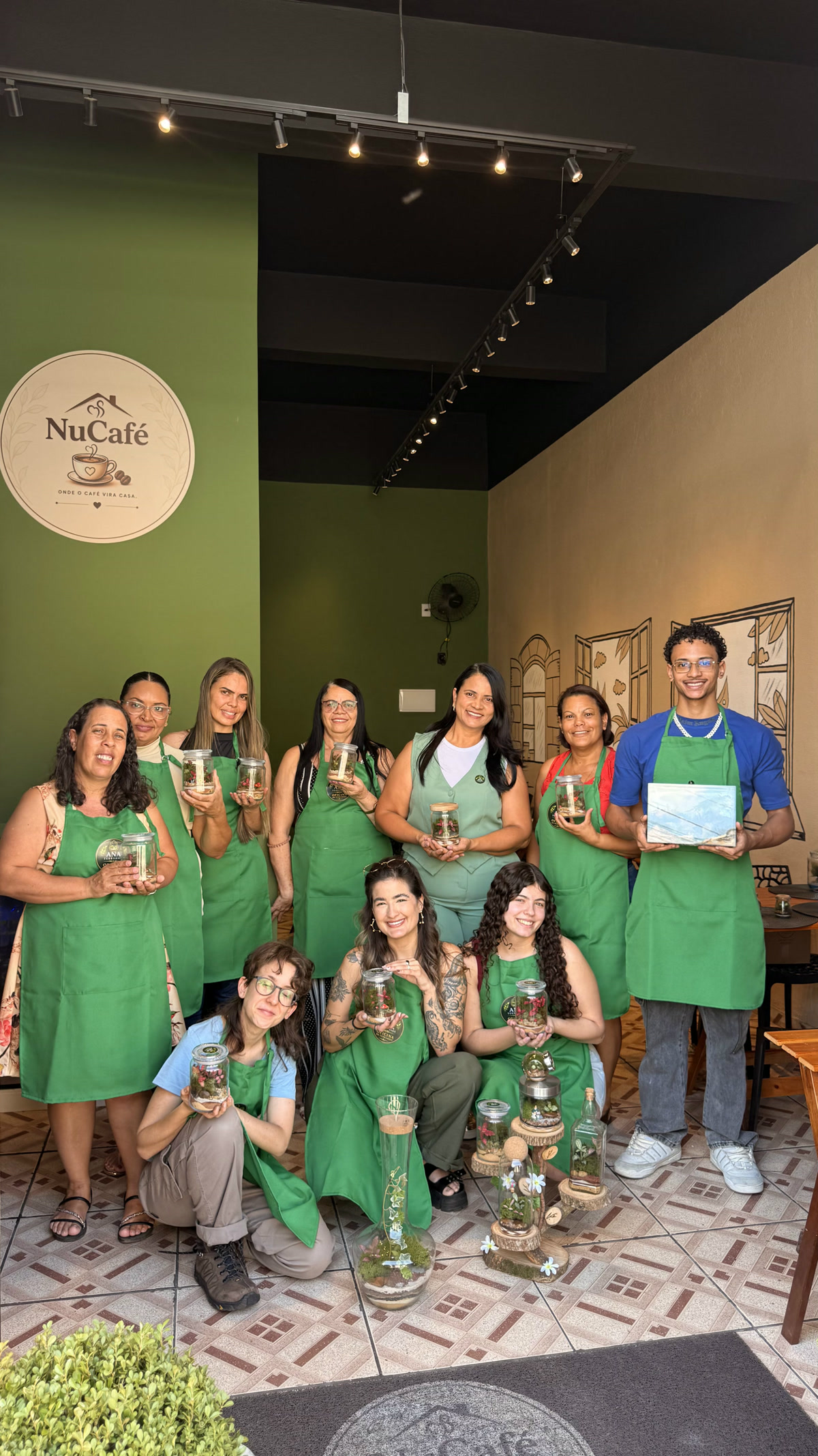 Turma da primeira edição da oficina, no NuCafé, com os terrários que montou